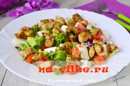 Теплий салат з куркою, помідорами, сиром і каррі