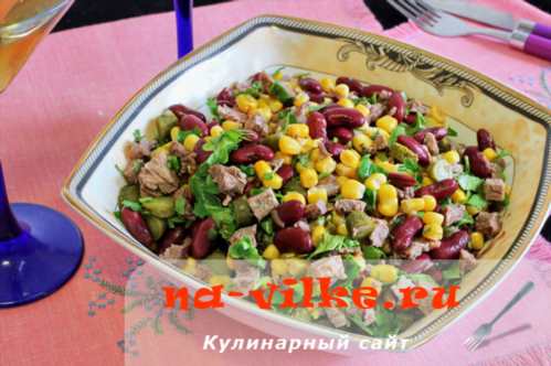 М'ясний салат з квасолею і кукурудзою