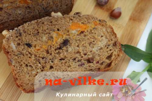 Хліб заварний з курагою, чорносливом, родзинками і горіхами