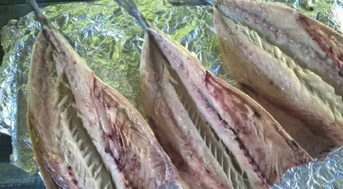 Скумбрія на мангалі на решітці