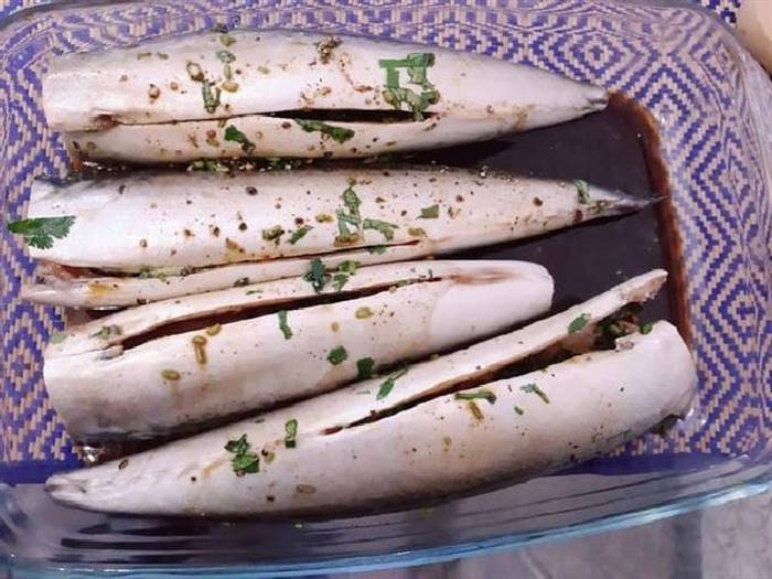 Скумбрія на мангалі на решітці
